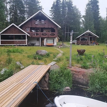 Viihtyisae Hirsimoekki Jaerven Rannalla Siikainen Exterior photo