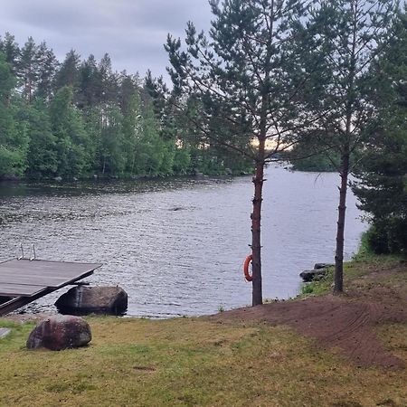 Viihtyisae Hirsimoekki Jaerven Rannalla Siikainen Exterior photo