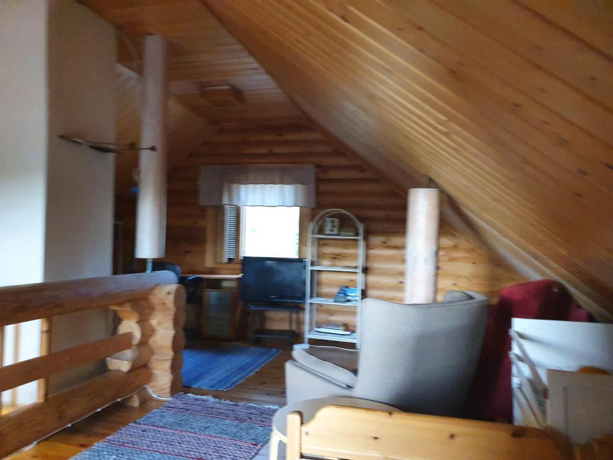Viihtyisae Hirsimoekki Jaerven Rannalla Siikainen Exterior photo