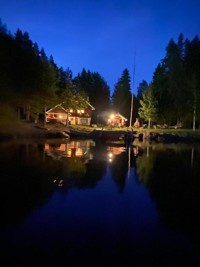 Viihtyisae Hirsimoekki Jaerven Rannalla Siikainen Exterior photo