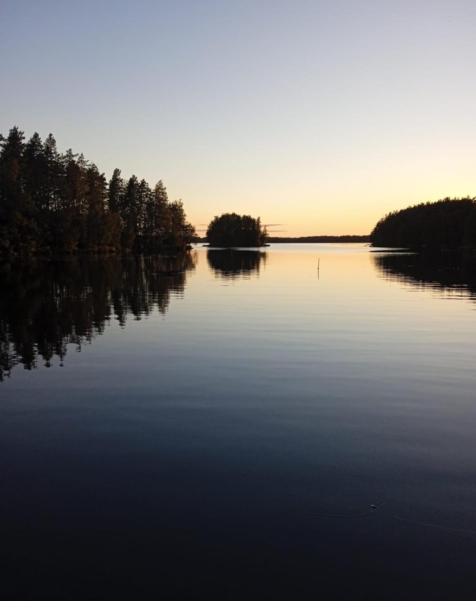 Viihtyisae Hirsimoekki Jaerven Rannalla Siikainen Exterior photo