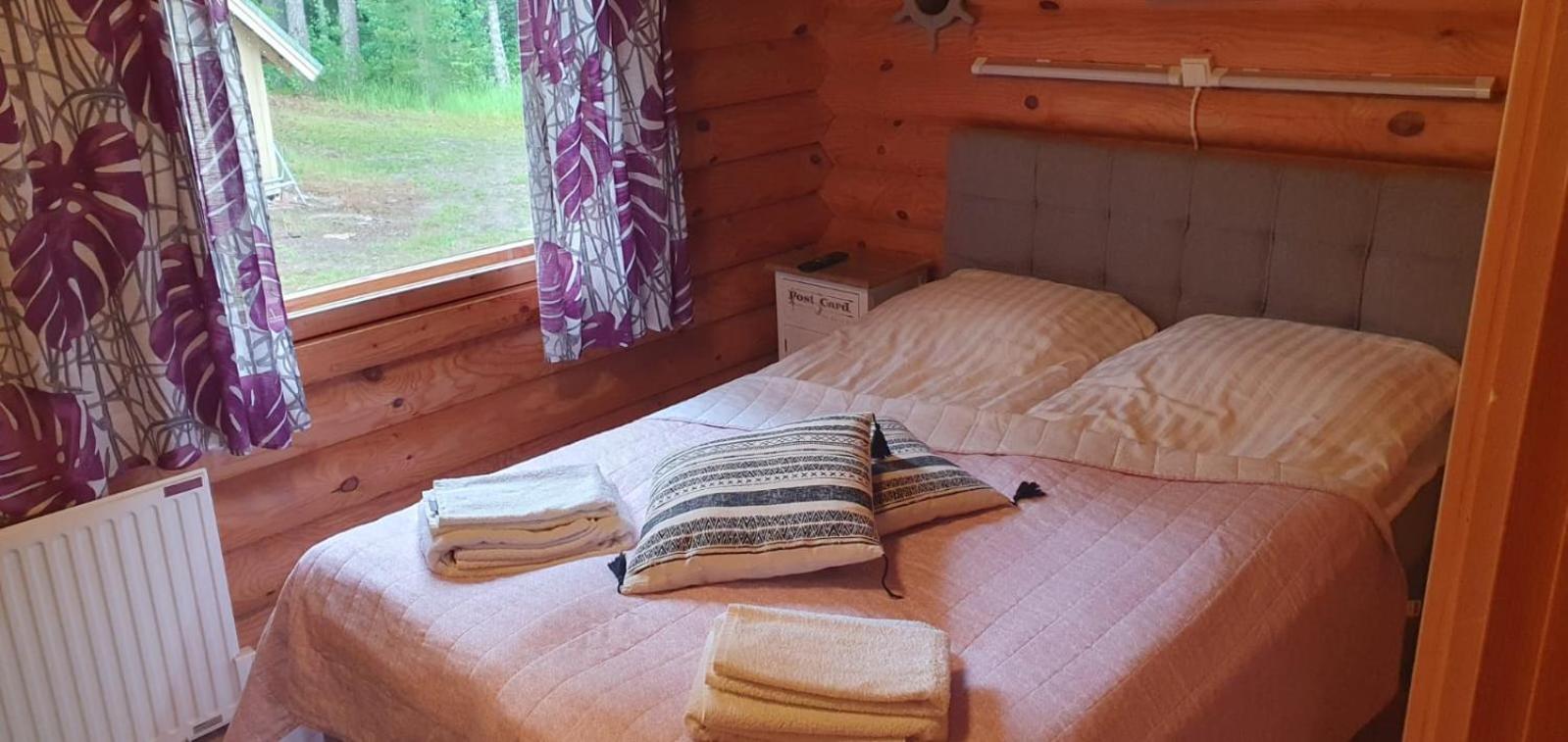Viihtyisae Hirsimoekki Jaerven Rannalla Siikainen Exterior photo