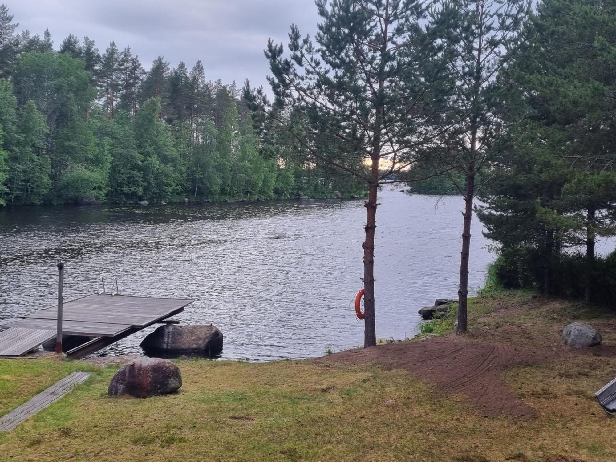 Viihtyisae Hirsimoekki Jaerven Rannalla Siikainen Exterior photo